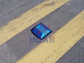 Tachas Reflectivas para Carreteras de Montaña | Seguridad Vial Nocturna